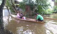 Warga Mengais Rezeki di Tengah Banjir