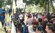 Ratusan Mahasiswa Berorasi Didepan Gedung DPRD Langkat Tolak UU Cipta Kerja
