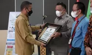 Pemkab Paluta Beri Penghargaan Kepada Kejari dan Anggota Dewan