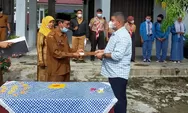 Komite Sekolah Serahkan Peserta Didik Baru SMAN 1 Padang Bolak