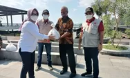 Pelaku Usaha Wisata Bukit Cinta Menerima Bantuan Paket Sembako