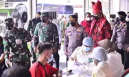 Percepat Vaksinasi Wali Kota Medan Panglima TNI dan Kapolri Tinjau Vaksinasi di Pasar Induk Lau Cih