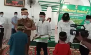 Bupati Lamtim Salurkan Sembako Anak Yatim dan Lansia