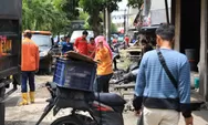 Larang Jualan di Atas Parit, Sat Pol PP Kota Medan Tertibkan PKL
