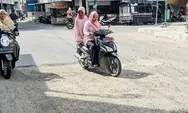 Lubang di Jalan Pusat Pasar Blangpidie Resahkan Warga