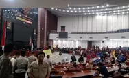 Massa Cipayung Plus 'Kuasai' Ruang Paripurna DPRDSU, Rubuhkan Gerbang dan Dobrak Blokade Polisi