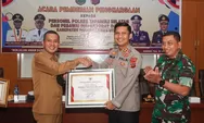 Bupati Paluta Berikan Penghargaan Kepada Polres Tapsel