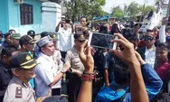 Tuntut Perbaikan Jalan Desa, Ratusan Warga Geruduk Kantor Kecamatan Wanasalam