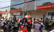 Usai SK Bank Banten Di Cabut, Kepanikan Nasabah Penuhi Antrian Penarikan Uang
