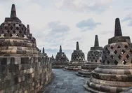 Pengunjung Candi Borobudur Harus Kenakan 'Upanat'. Ini Alasannya!