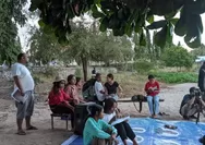 Uji Tampil Anggota Baru Bengkel Seni Milenial Suradewa Vocational School Larantuka di Pantai Ketapang