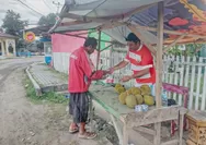 Sungguh Mulia, Perwira Polisi Ini Jualan Durian untuk Beli Sembako Fakir Miskin