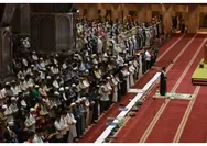 Antusias Jama'ah Perdana Shaf Pertama Sholat Tarawih Di Masjid Istiqlal Jakarta, Indonesia