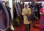 Disaksikan Ibu Negara Iriana Jokowi, Ayu Marzuki Pamerkan Busana Kain Songket Khas Aceh Besar