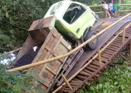 Jembatan Ambrol Saat Dilintasi, Truk Muatan Aspal Ini Terperosok 