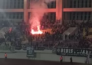 Laga Uji Coba Persis Solo vs Persebaya Surabaya Diwarnai Penyalaan Flare, Panpel Amankan Satu Suporter