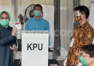 Wali Kota Tangsel Airin Nyoblos di TPS 24 Sutera