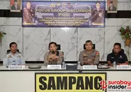 Polres Sampang berikan edukasi angkutan garam: Mencegah kecelakaan akibat tetesan air bercampur oli dan solar