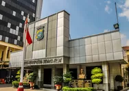 Patut Ditiru ... ! Polres Jakpus Beraksi Bersama Warga, Bersihkan Sampah dan Lindungi Lingkungan