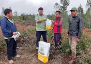 PT. TPL Berikan Bantuan Bibit Jagung Kepada Masyarakat di Desa Simare