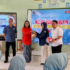 Peringati HPN 2026, PWI Rembang Tanam Pohon dan Gelar Kelas Jurnalistik di SMPN 3 Sale