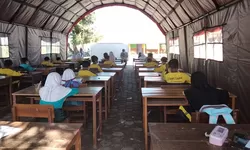 Siswa SDN 2 Cangkoak Terpaksa Belajar di Tenda Darurat