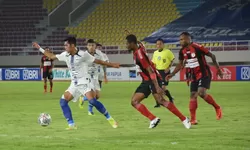 FOTO: Babak Pertama Persipura vs PSIS Semarang 11 Desember 2021