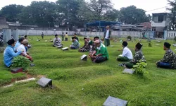 Menyambut Harlah NU Ke 96, GP Ansor Petir gelar ziarah makam sesepuh Kampung Petir, Cipondoh.