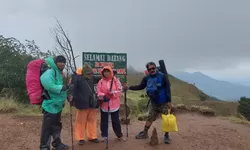 Pendakian ke Puncak Gunung Prau Lewat Jalur Dieng
