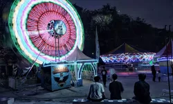 Kerlap-kerlip Lampu Wahana Permainan di Jateng Fair 2023