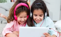 Komdigi Berencana Beri Batasan Penggunaan Media Sosial untuk Anak, Ini Usulan Usianya