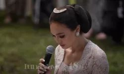 Tangis Haru Luna Maya saat Sungkem ke Ibu Desa, Jelang Pernikahan sang Artis dengan Maxime Bouttier