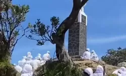 Viral! Aksi Sekelompok Orang di Gunung Lawu Dinilai Mirip Tawaf, Netizen Heboh dan Protes