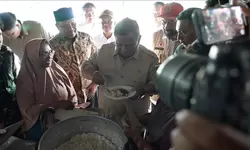 Viral! Prabowo Cicipi Masakan Pengungsi di Aceh, Reaksi Pedasnya Jadi Sorotan