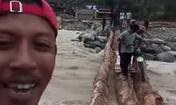 Jembatan Putus, Warga Beutong Ateuh Bangun Jembatan Darurat Demi Keluar Isolasi