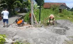 Babinsa Banyudono Bangkitkan Semangat Gotong Royong, Warga Bersama TNI Perbaiki Jalan Penghubung Antar Dusun