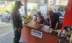 Wujudkan Keakraban Dengan Warganya, Babinsa Tipes komsos Dengan Scurity Universitas Duta Bangsa
