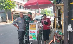 Motivasi Pelaku UMKM, Babinsa Kemlayan Beri Dukungan Kepada Penjual Cilok.
