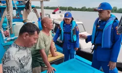 Sat Polairud Polres Tanjung Balai Periksa Kapal Nelayan Jaga Keamanan Laut