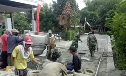 Babinsa Turut Membangun Infrastruktur, Gotong Royong Cor Jalan Kampung