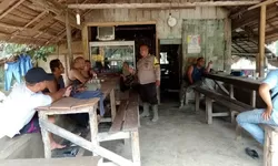 Bhabinkamtibmas Polsek Stabat Perkuat Kedekatan Warga Desa Gergas 