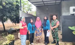 Wujudkan Lingkungan Sehat dan Bebas DBD, Babinsa Koramil Nogosari cek Jentik Nyamuk.