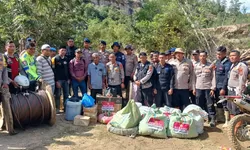 Pasca Bencana Alam, Pendidikan Tidak Boleh Berhenti, Polri Antar Alat Tulis dan Bantuan ke Desa Terisolir di Aceh Tengah