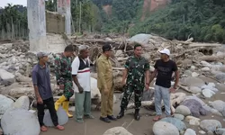 Dandim dan Bupati Pidie Jaya Tinjau Jembatan Putus dan Salurkan Bantuan untuk Korban Banjir