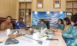 Ketua PKK Pematangsiantar menyerahkan bantuan kepada PKK Sibolga. 