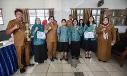Nyonya Liswati menyerahkan Hadiah Lomba PKK Tingkat Kota Pematangsiantar. 