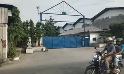 Limbah Berbau Amis Diduga Sengaja Dibuang, Warga Tanjung Selamat Jadi Korban.