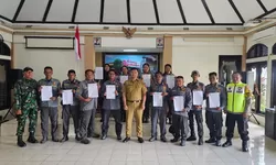 Arahan Babinsa Danukusuman Kepada Linmas Untuk Tingkatkan Kesiap Siagaan di Wilayah