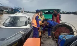 Sat Polairud Polres Tanjung Balai Respons Cepat Bantu Nelayan yang Alami Mati Mesin di Tengah Laut