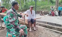 Perkuat Kebersamaan Warga Desa Binaan, Babinsa Ikut Gotong Royong